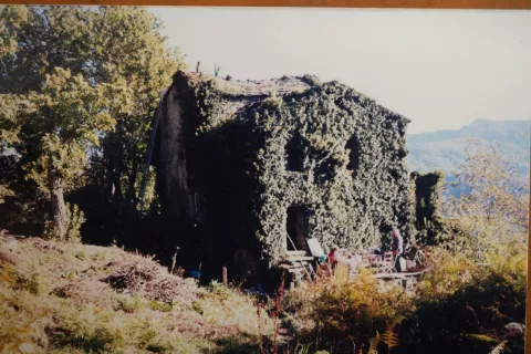 Das Gemeinschaftshaus im Jahr 1997, noch in einen dicken Efeumantel gepackt