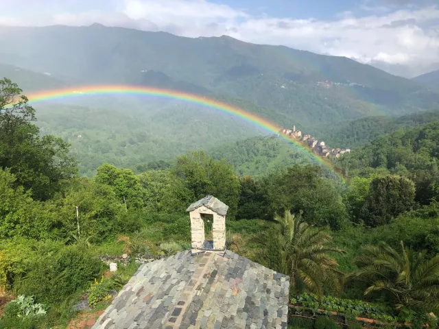 Regenbogen im Tal