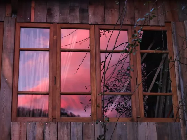 Abendrot spiegelt sich im Fenster