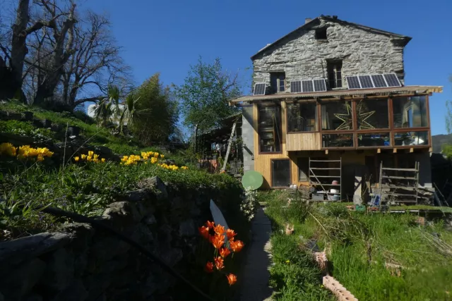 Gemeinschaftshaus von Süden mit Wintergarten und Photovoltaik