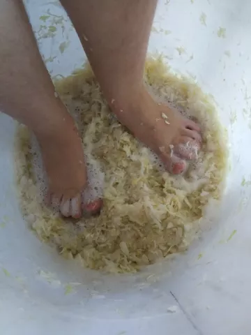 Sauerkraut stampfen geht am besten mit Füßen