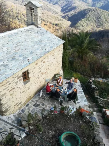 Sitzplatz neben der Kapelle