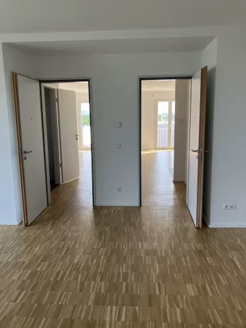 Cluster Leben mit Blick auf die Wohnungstüren von CE 1 und CE 2