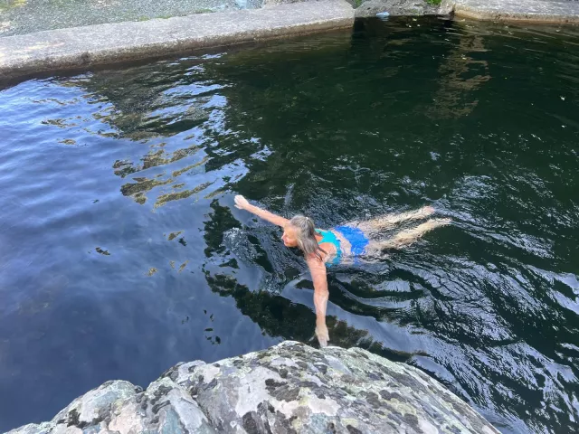 Schwimmen im kalten Bergbach